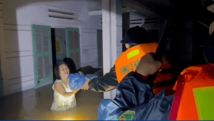 Bộ đội Hải quân tiếp tế lương thực, thực phẩm cho người dân trong tâm bão (P2)