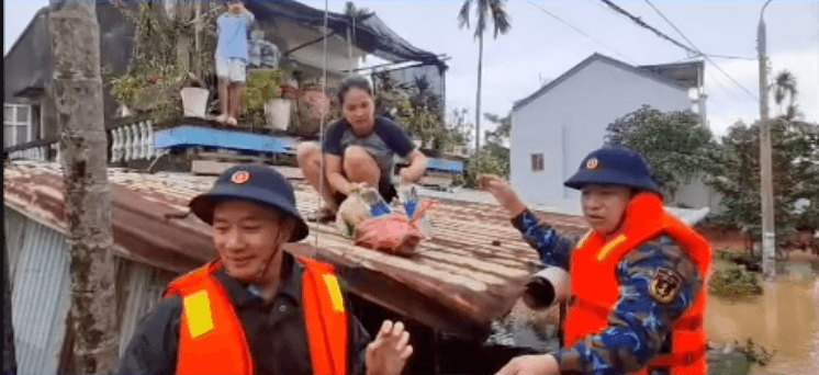 Vùng 3 Hải quân tiếp tục tăng cường lực lượng, phương tiện giúp đỡ người dân vùng lũ