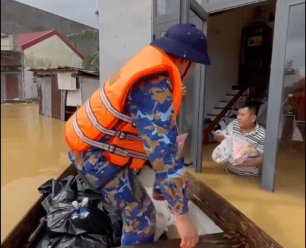Những phần quà nghĩa tình của bộ đội Hải quân đến với người dân vùng lũ