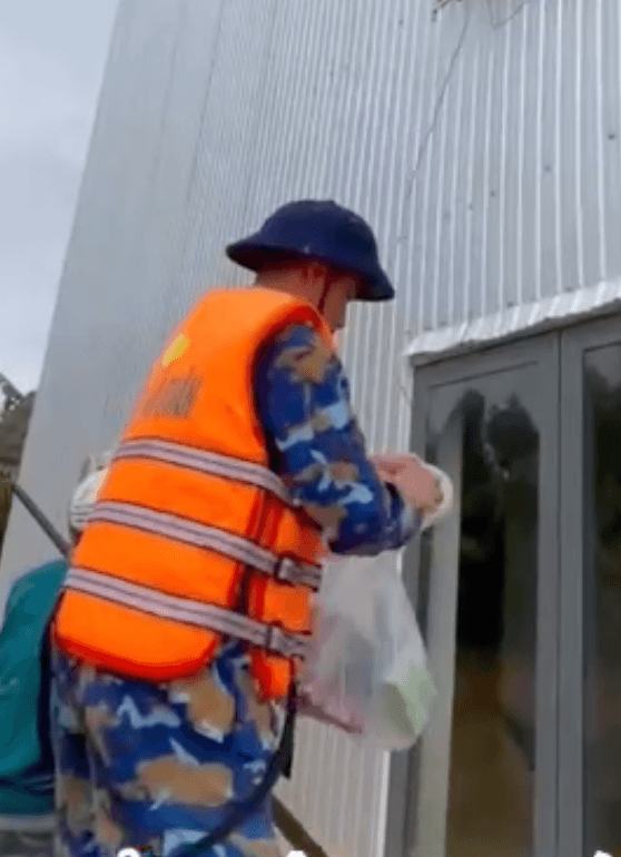 Những phần quà nghĩa tình của bộ đội Hải quân đến với người dân vùng lũ