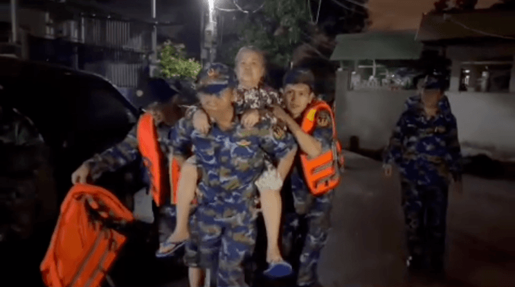 Vùng 2 Hải quân di dời 40 hộ dân ra khỏi vùng ngập sâu