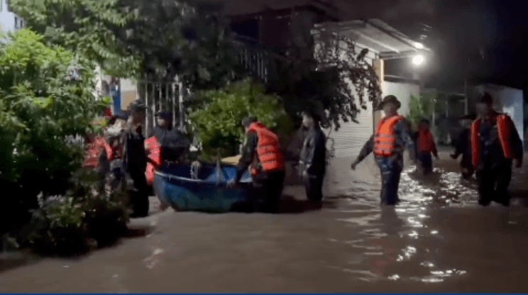 Bộ đội Hải quân sẵn sàng đồng hành cùng bà con miền Trung khắc phục hậu quả lũ lụt