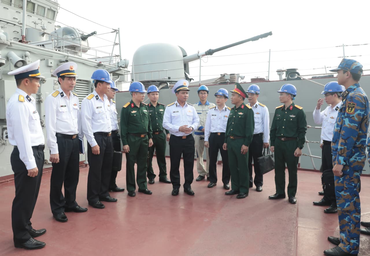 Phó Tư lệnh, Tham mưu trưởng Hải quân kiểm tra tiến độ sửa chữa Tàu 20