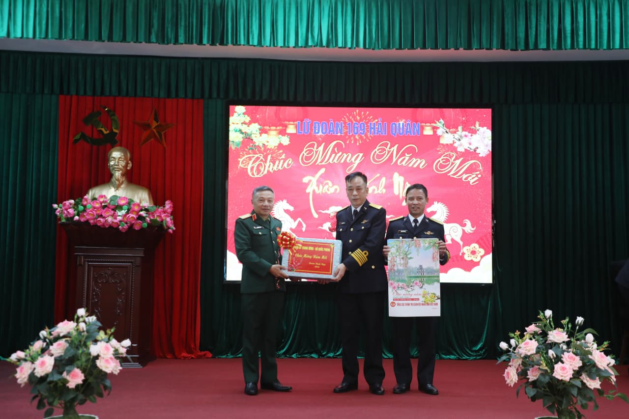 Thượng tướng Lê Quang Minh kiểm tra, chúc tết Lữ đoàn 169