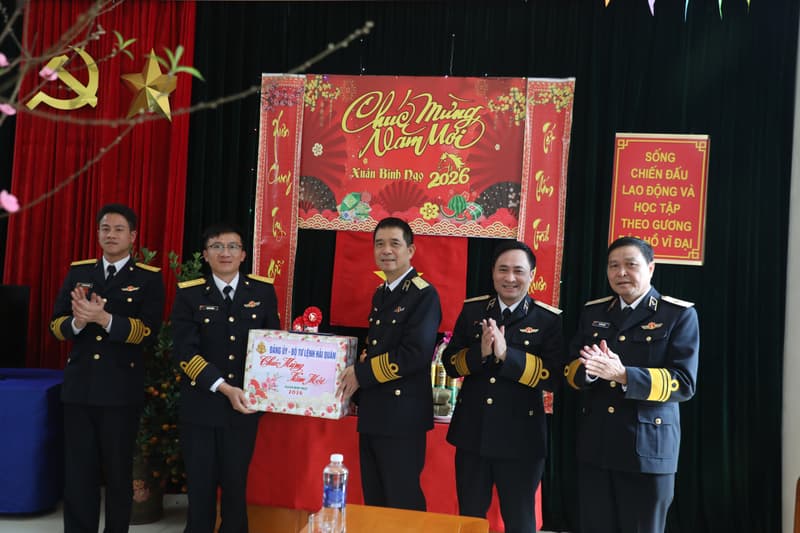 Phó Đô đốc Nguyễn An Phong kiểm tra, tặng quà, chúc tết các Trạm ra đa Vùng 1 Hải quân