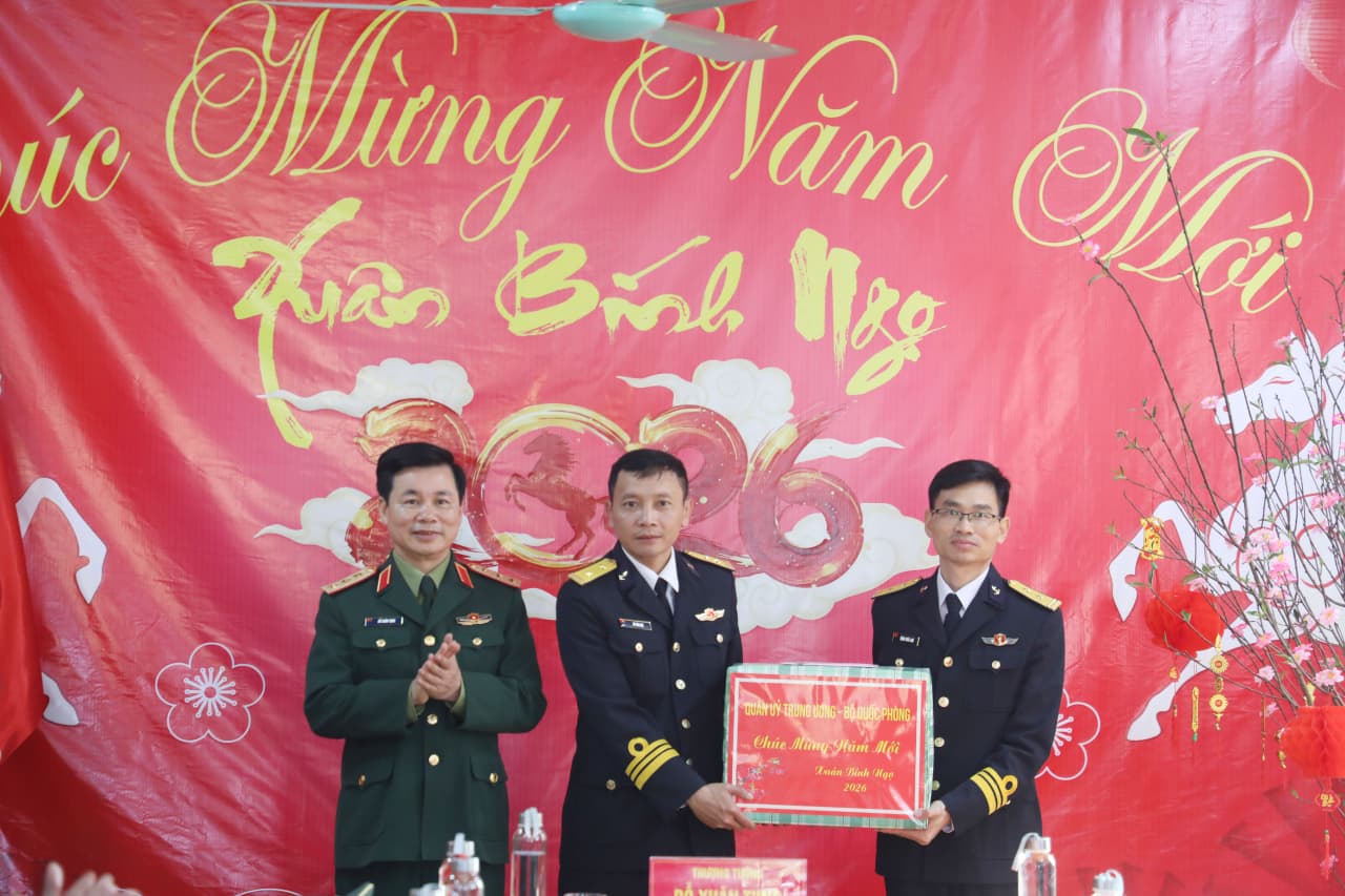 Thượng tướng Đỗ Xuân Tụng kiểm tra, chúc Tết tại Hải đội 137