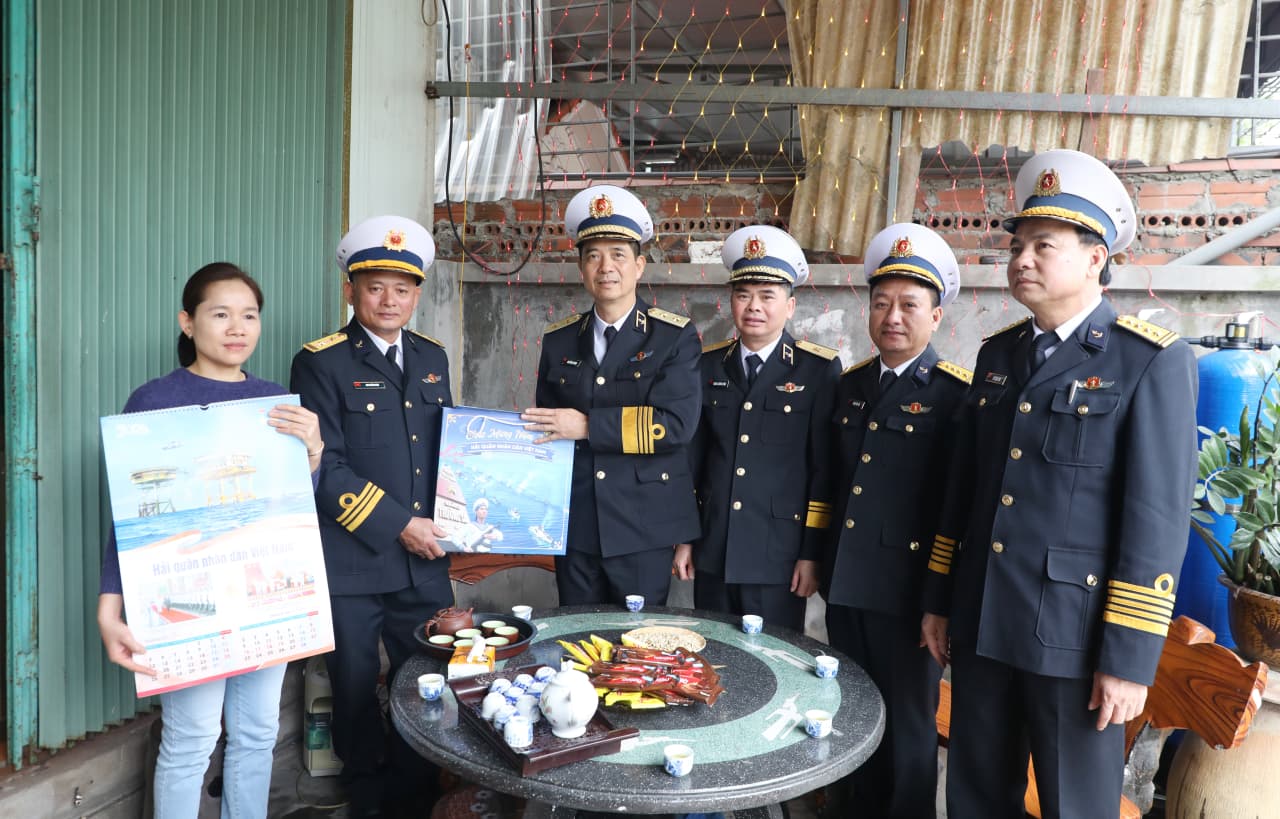 Phó Đô đốc Nguyễn An Phong thăm, chúc tết gia đình quân nhân có hoàn cảnh khó khăn