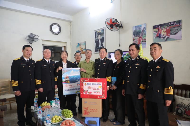 Phó Đô đốc Trần Thanh Nghiêm thăm, chúc tết gia đình quân nhân trên địa bàn Hải Phòng