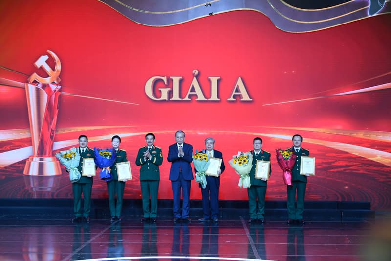 Tổng kết và trao giải Cuộc thi báo chí viết về Đảng quang vinh, Bác Hồ vĩ đại với chủ đề "Vững bước dưới cờ Đảng"