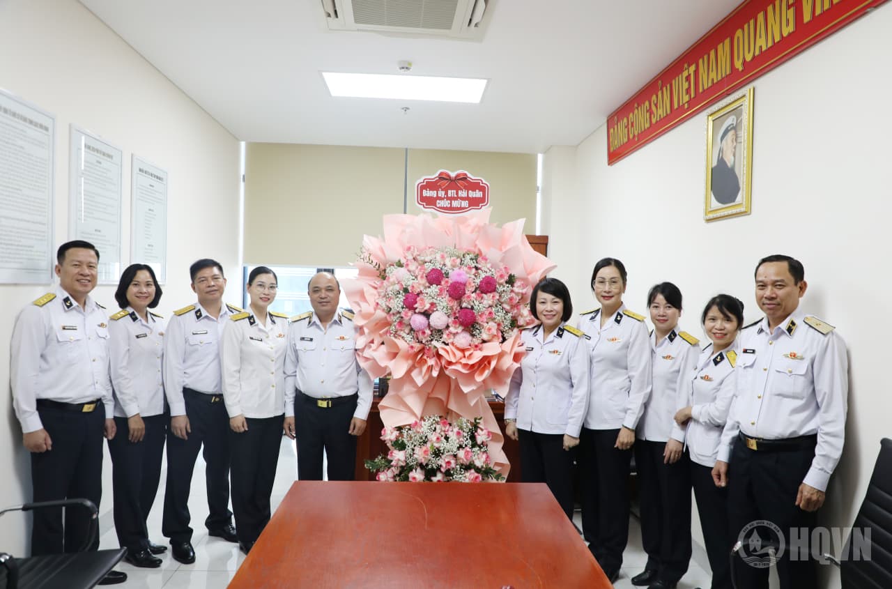Phó Chính ủy Hải quân chúc mừng cán bộ, hội viên phụ nữ