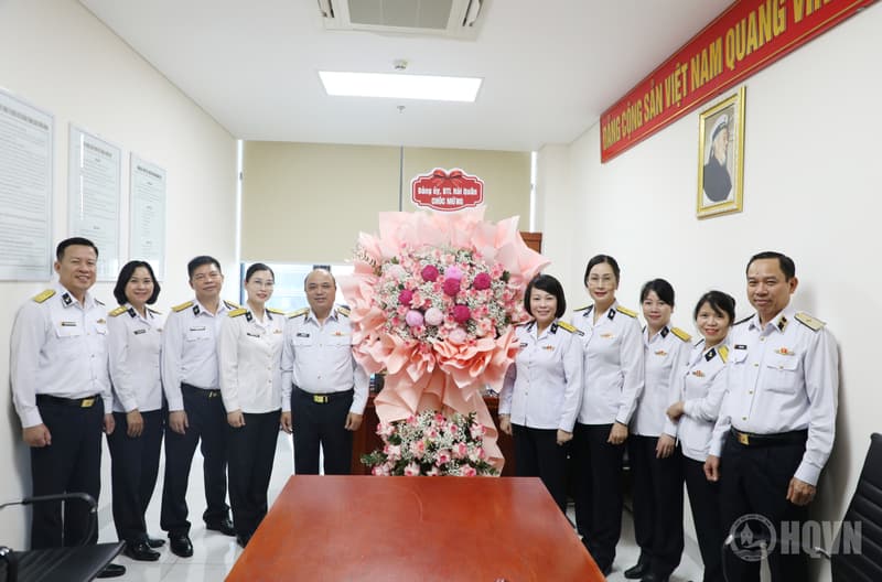 Phó Chính ủy Hải quân chúc mừng cán bộ, hội viên phụ nữ