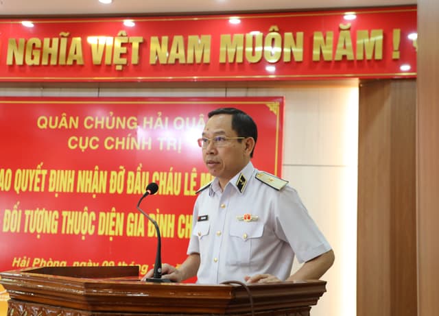 Cục Chính trị Hải quân đỡ đầu con gia đình chính sách