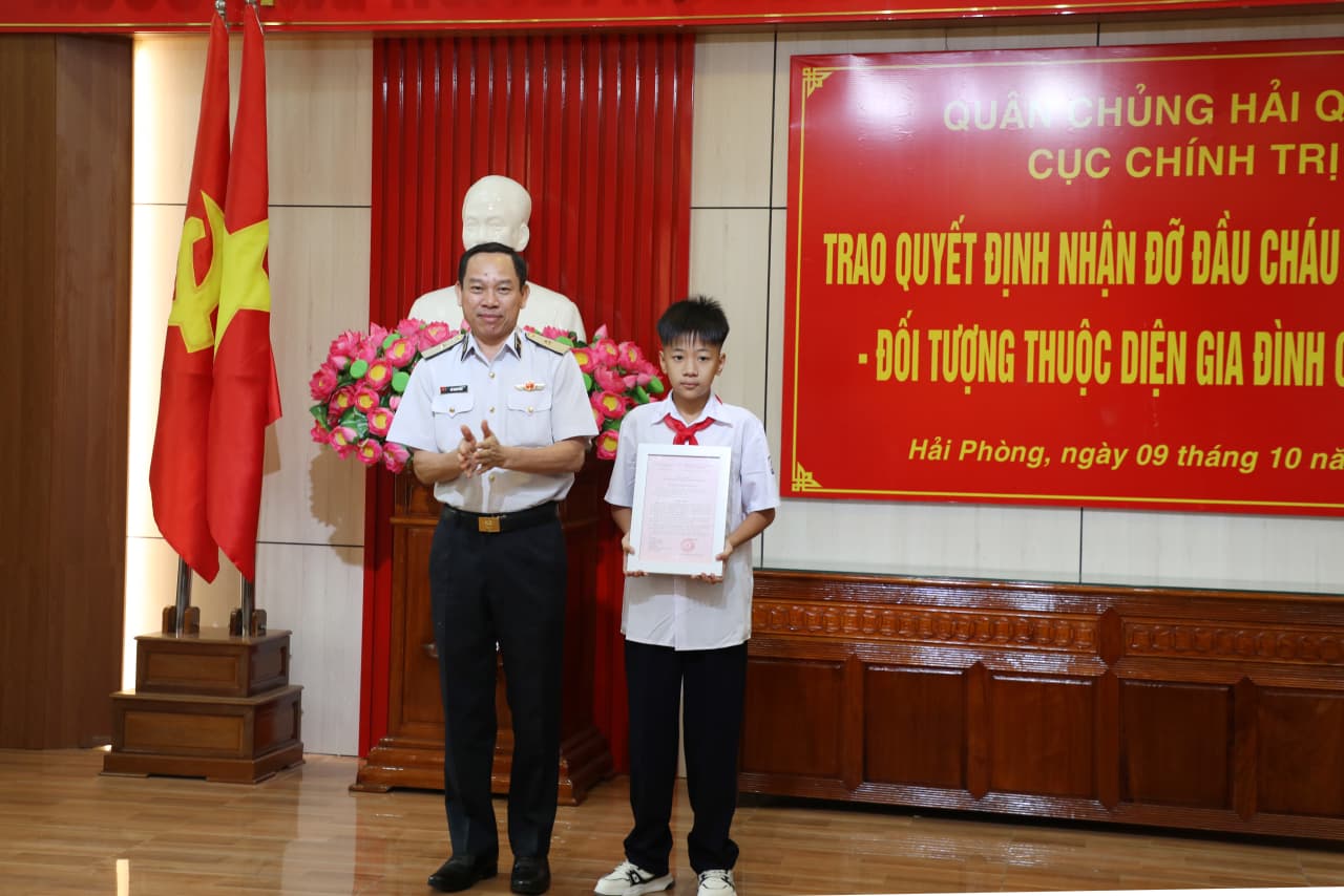Cục Chính trị Hải quân đỡ đầu con gia đình chính sách