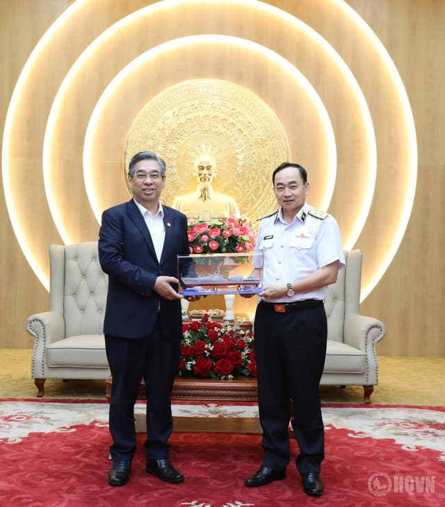 Đoàn công tác Thành ủy Thành phố Hồ Chí Minh thăm, làm việc với Bộ Tư lệnh Hải quân