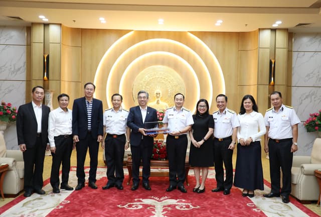 Đoàn công tác Thành ủy Thành phố Hồ Chí Minh thăm, làm việc với Bộ Tư lệnh Hải quân