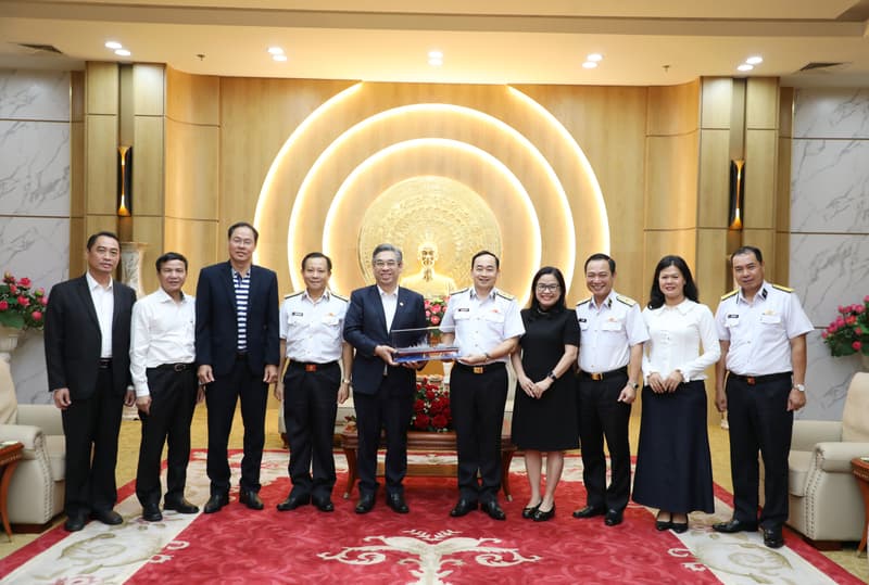 Đoàn công tác Thành ủy Thành phố Hồ Chí Minh thăm, làm việc với Bộ Tư lệnh Hải quân
