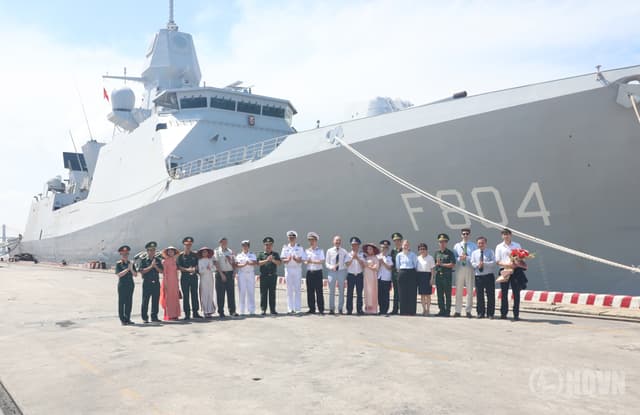 Tàu hộ vệ Hải quân Hoàng gia Hà Lan thăm xã giao Việt Nam