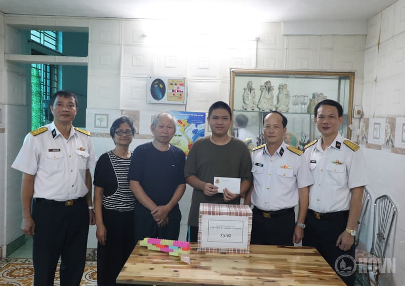 Ủy ban Dân số, Gia đình và Trẻ em Quân chủng Hải quân tặng quà con thương binh, liệt sĩ