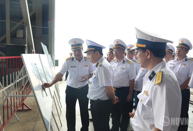 Phó Đô đốc Trần Thanh Nghiêm kiểm tra Nhà máy X52