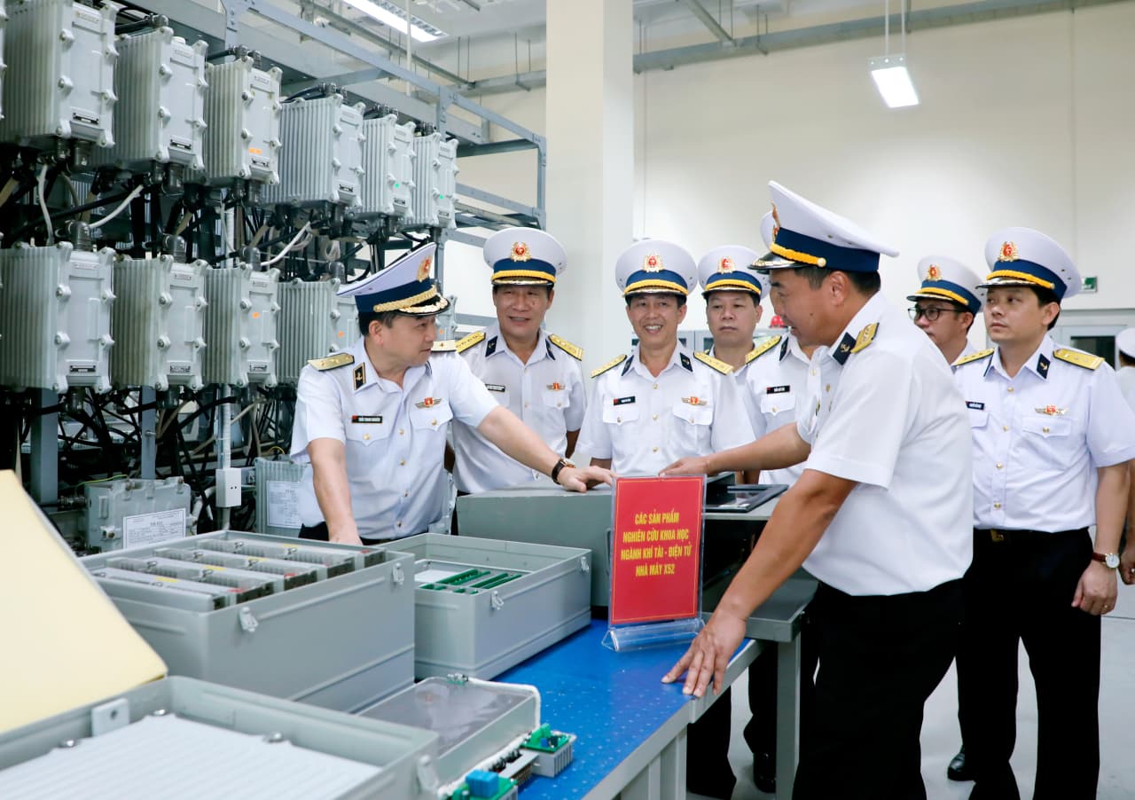 Phó Đô đốc Trần Thanh Nghiêm kiểm tra Nhà máy X52