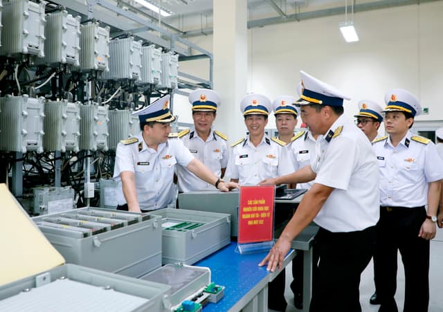 Phó Đô đốc Trần Thanh Nghiêm kiểm tra Nhà máy X52
