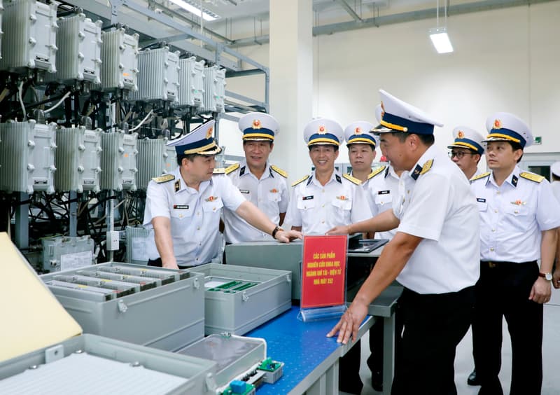 Phó Đô đốc Trần Thanh Nghiêm kiểm tra Nhà máy X52