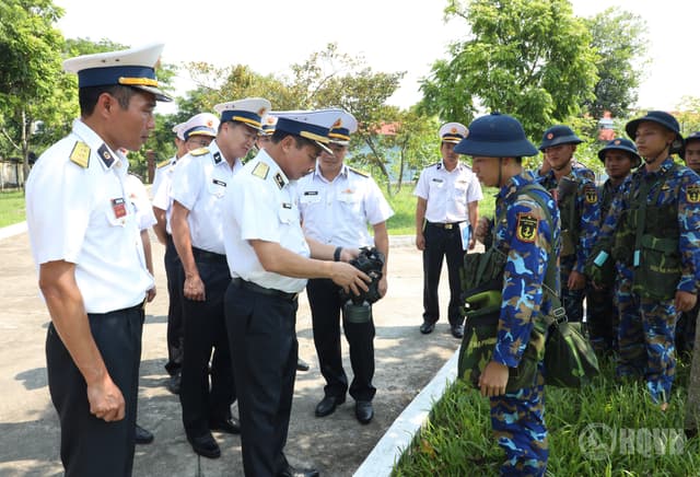 Chuẩn Đô đốc Nguyễn Văn Bách kiểm tra, nắm tình hình tại Tiểu đoàn Phòng hóa 20