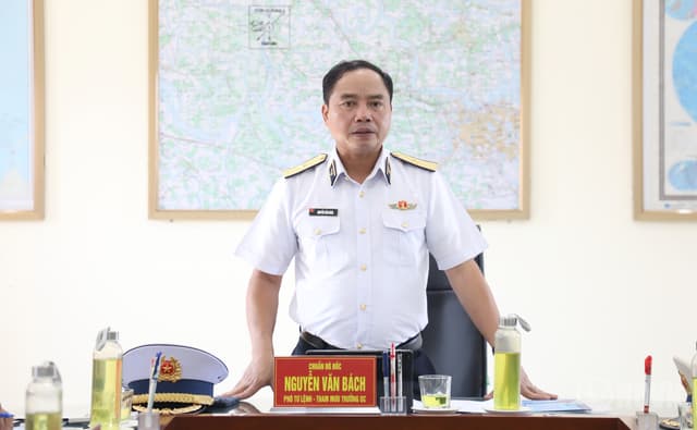 Chuẩn Đô đốc Nguyễn Văn Bách kiểm tra, nắm tình hình tại Tiểu đoàn Phòng hóa 20