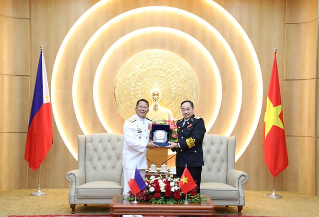 Phó Đô đốc Trần Thanh Nghiêm đón, hội đàm với Tư lệnh Hải quân Philippines