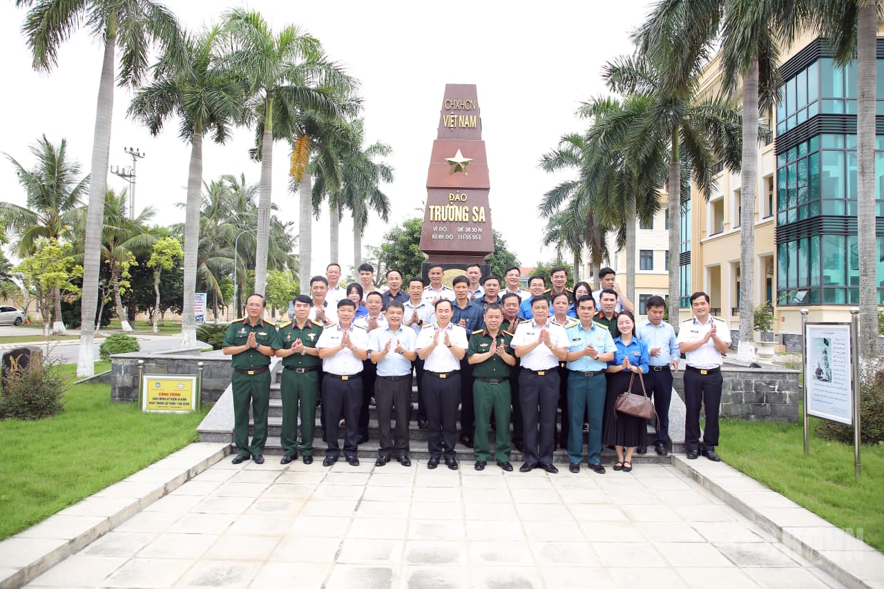 Đoàn cựu chiến binh cơ quan Ủy ban Kiểm tra Trung ương thăm, tìm hiểu truyền thống  tại Quân chủng Hải quân
