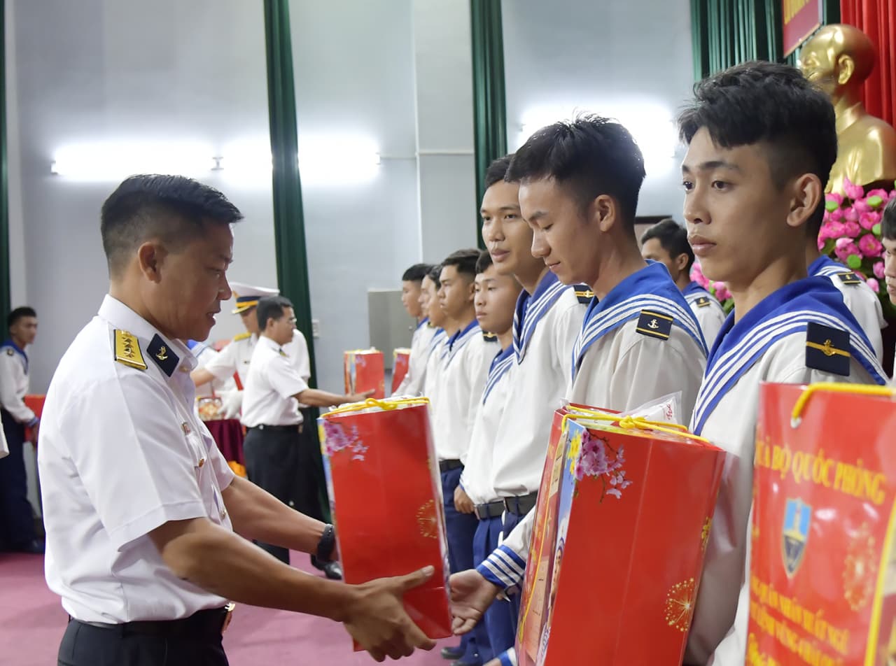 Lữ đoàn 955 tiễn quân nhân hoàn thành nghĩa vụ quân sự trở về địa phương