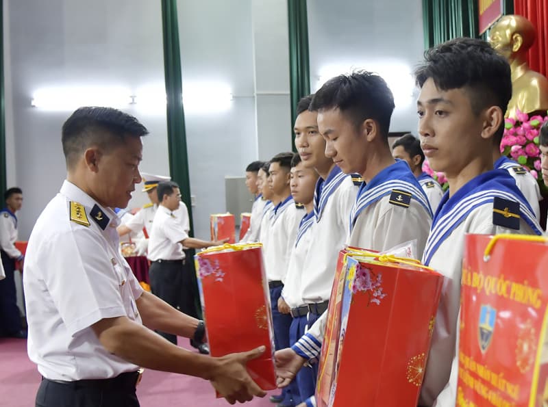 Lữ đoàn 955 tiễn quân nhân hoàn thành nghĩa vụ quân sự trở về địa phương