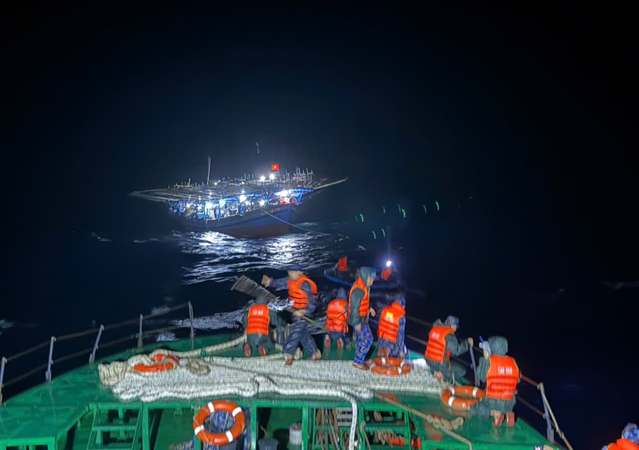 Tàu 950 cứu nạn tàu cá trong đêm