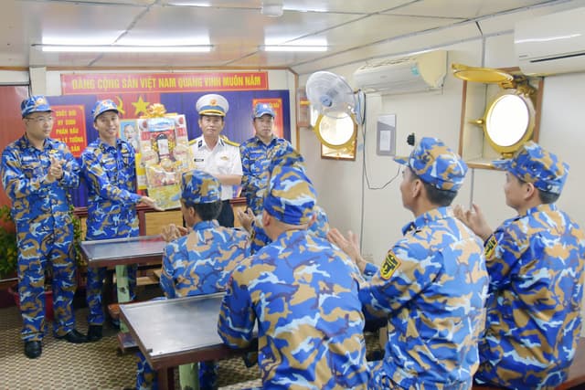 Lữ đoàn 955 thăm, tặng quà các tàu làm nhiệm vụ dịp tết