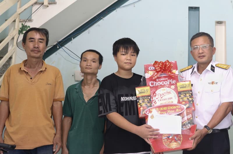 Lữ đoàn 955 tặng quà tết con ngư dân Khánh Hòa được đơn vị nhận đỡ đầu