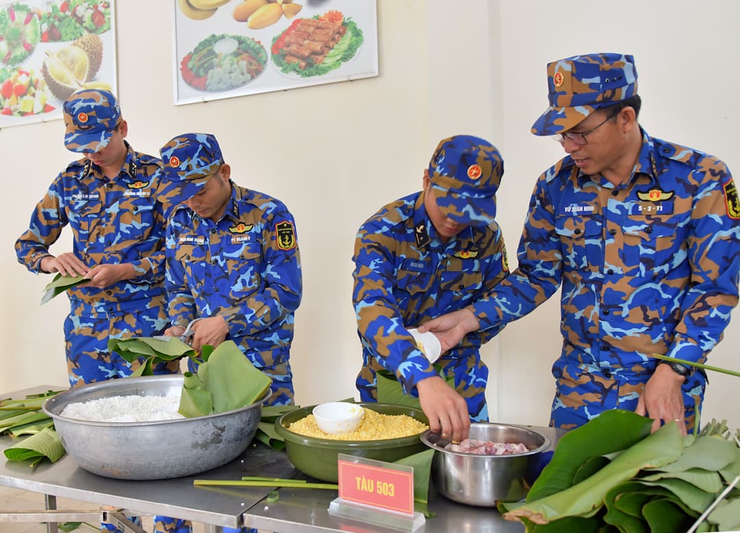 Lữ đoàn 955 tổ chức thi gói bánh chưng mừng Xuân Bính Ngọ