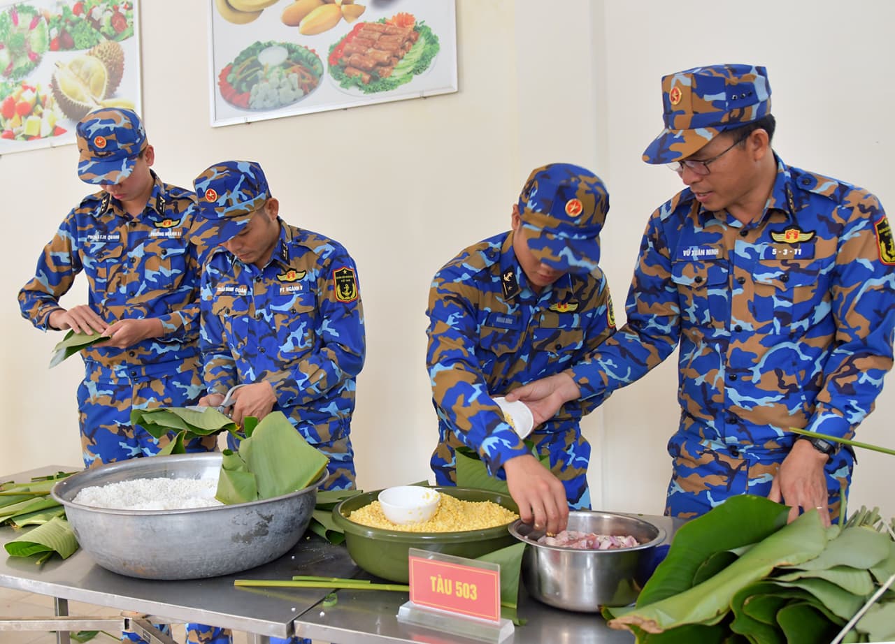 Lữ đoàn 955 tổ chức thi gói bánh chưng mừng Xuân Bính Ngọ