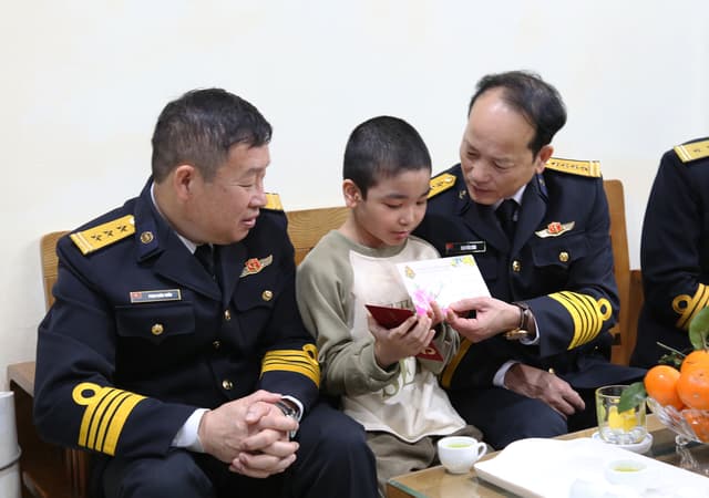 Ủy ban Dân số, Gia đình và Trẻ em Quân chủng Hải quân tặng quà con quân nhân có hoàn cảnh đặc biệt