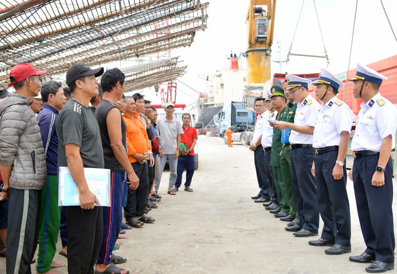 Bàn giao tàu cá QNg 90459 TS cùng 36 ngư dân bị nạn cho cơ quan chức năng