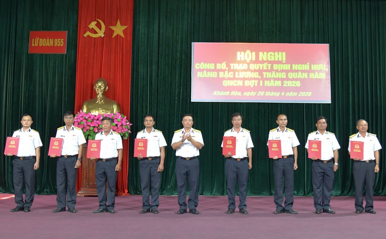 Lữ đoàn 955 trao quyết định nâng lương, thăng quân hàm quân nhân chuyên nghiệp