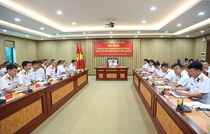Cập nhật kiến thức, quy định mới của pháp luật trong các lĩnh vực và bồi dưỡng nghiệp vụ công tác kiểm tra, giám sát