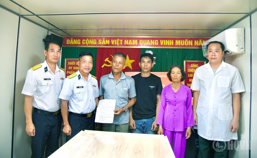 Tàu Trường Sa 20 đưa ngư dân bị bệnh về bờ an toàn