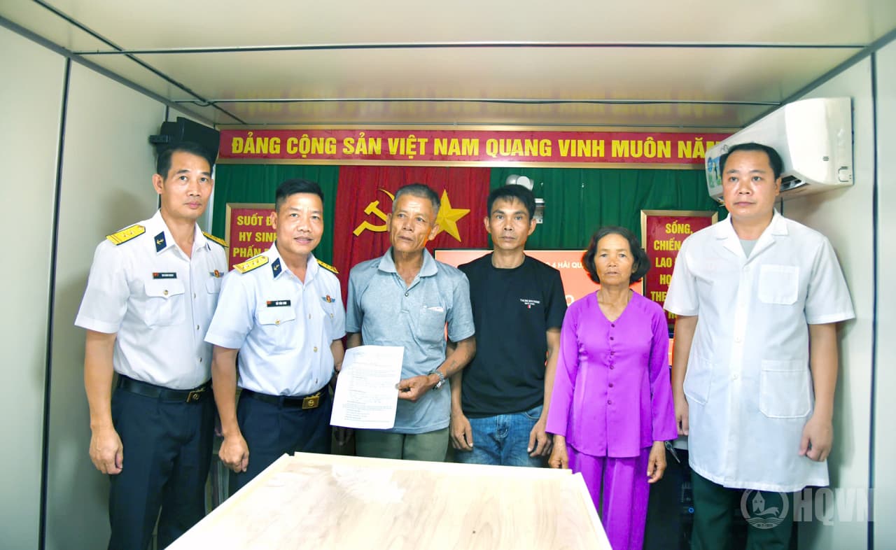 Tàu Trường Sa 20 đưa ngư dân bị bệnh về bờ an toàn