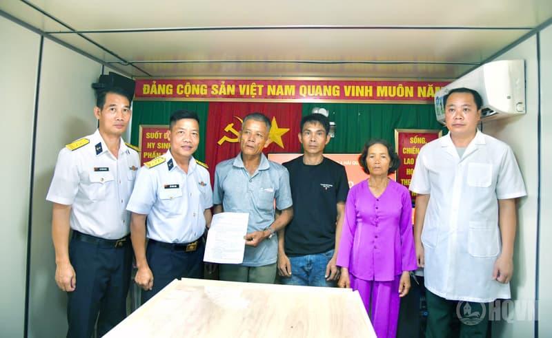 Tàu Trường Sa 20 đưa ngư dân bị bệnh về bờ an toàn