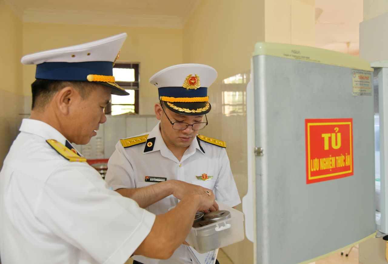 Bộ Tư lệnh Vùng 4 kiểm tra đơn vị vững mạnh toàn diện tại Lữ đoàn 955