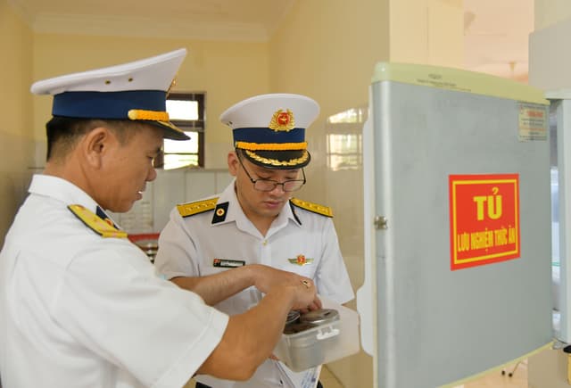 Bộ Tư lệnh Vùng 4 kiểm tra đơn vị vững mạnh toàn diện tại Lữ đoàn 955