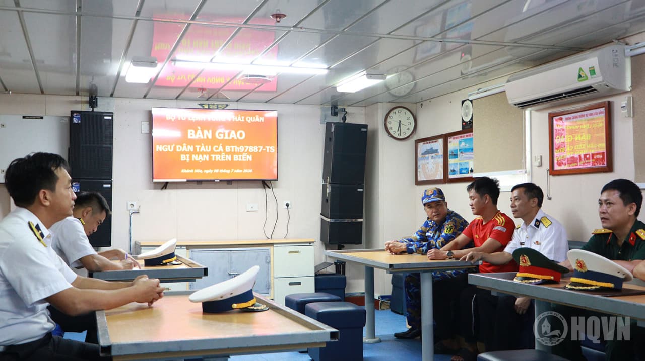 Ngư dân bị bệnh được Tàu 571 đưa về bờ điều trị