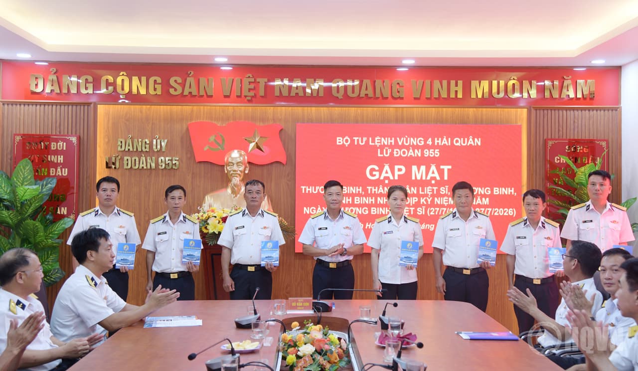 Lữ đoàn 955 gặp mặt, tặng quà các đối tượng chính sách