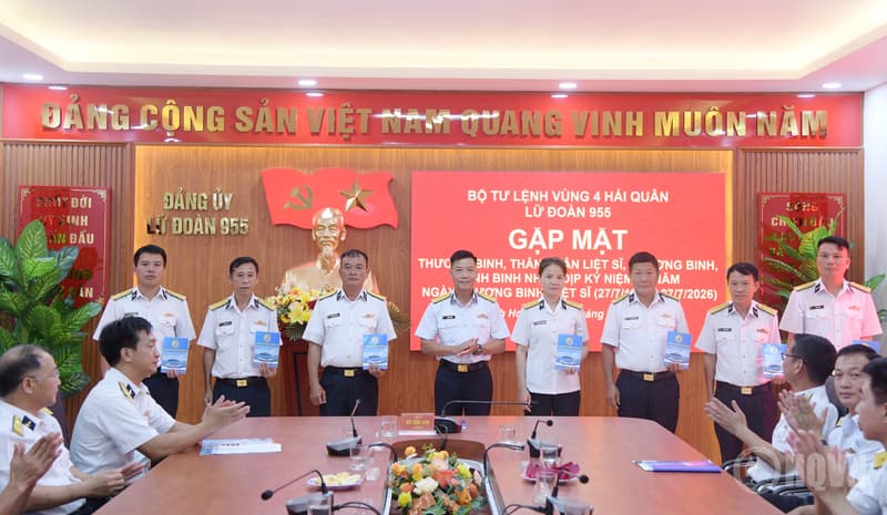 Lữ đoàn 955 gặp mặt, tặng quà các đối tượng chính sách