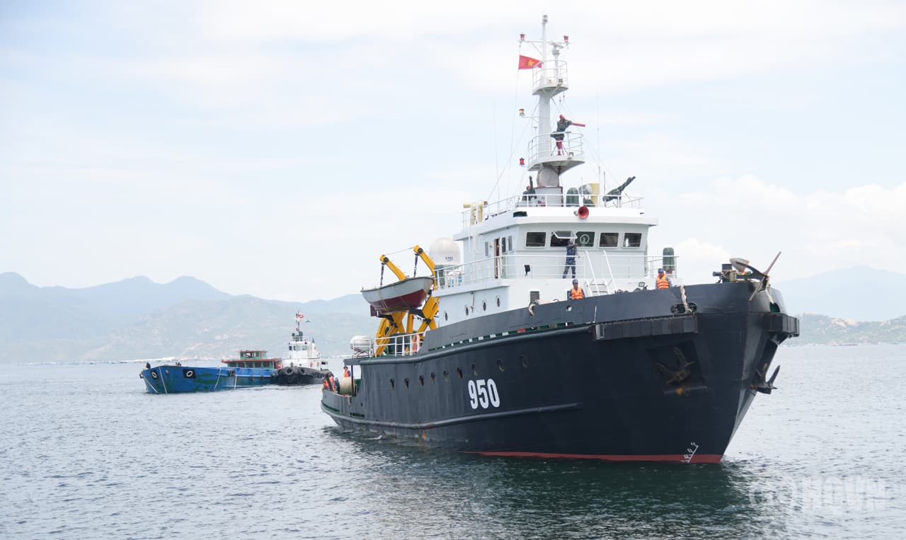 Tàu 950 cứu hộ thành công sà lan bị trôi dạt